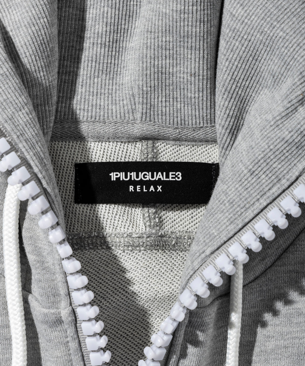 1PIU1UGUALE3 RELAX セットアップ 発泡プリントシャドウロゴ