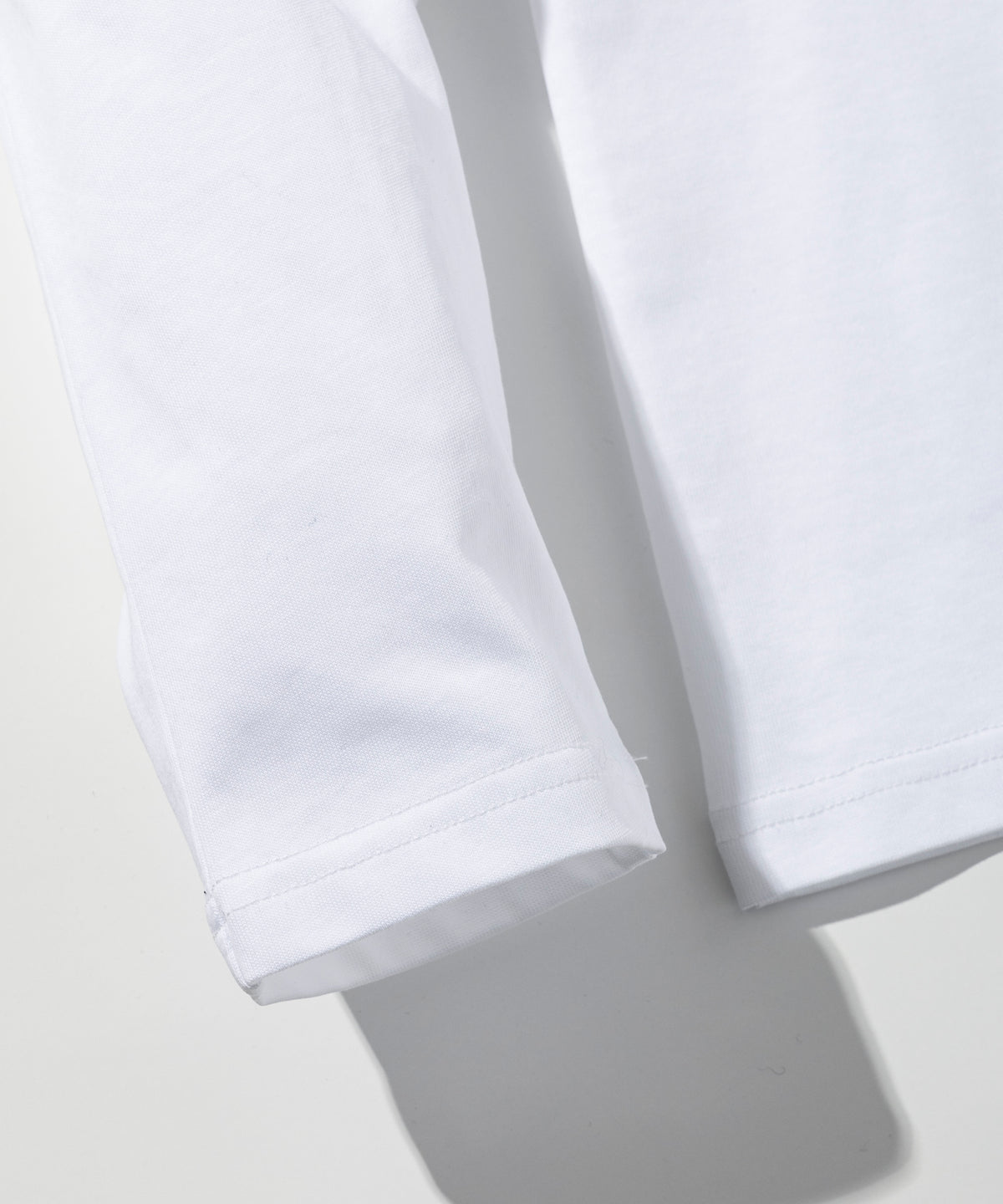 1PIU1UGUALE3 RELAX 発泡プリントシャドウロゴロングTシャツ