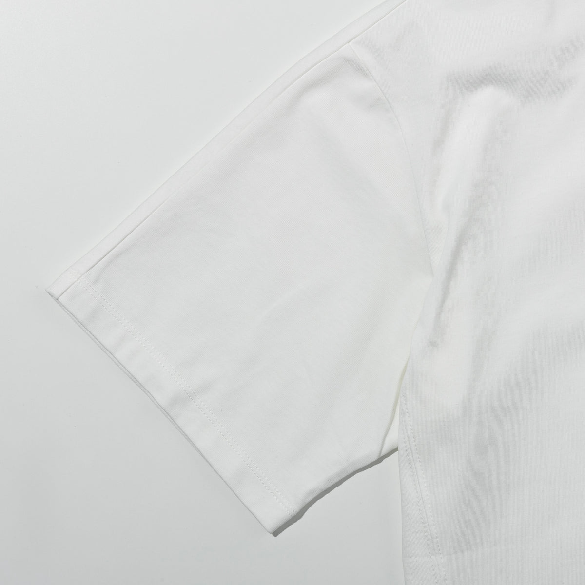 1PIU1UGUALE3 RELAX  グロッシー刺繍ネックロゴ半袖Tシャツ