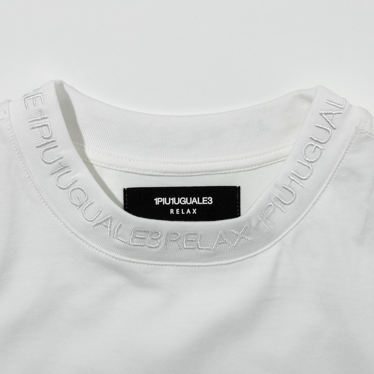 1PIU1UGUALE3 RELAX  グロッシー刺繍ネックロゴ半袖Tシャツ