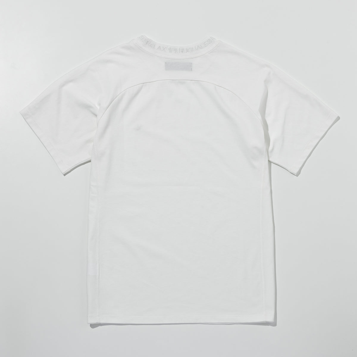 1PIU1UGUALE3 RELAX  グロッシー刺繍ネックロゴ半袖Tシャツ