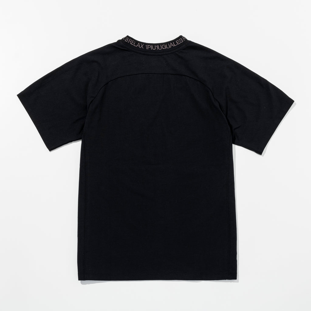 1PIU1UGUALE3 RELAX  グロッシー刺繍ネックロゴ半袖Tシャツ